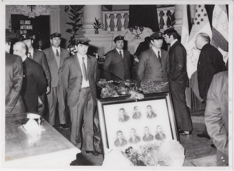 Gattatico-Reggio Emilia, 27-30 marzo 1970, Funerali di Alcide Cervi, camera ardente di Alcide nella Sala del Tricolore di Reggio Emilia, picchetto d'onore